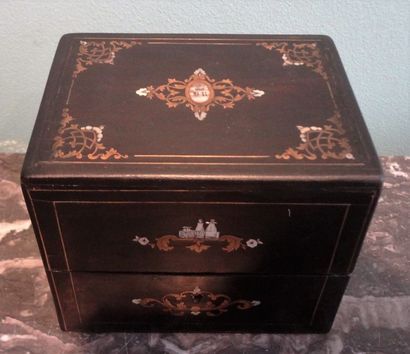Coffret en bois noirci à décor de filets...