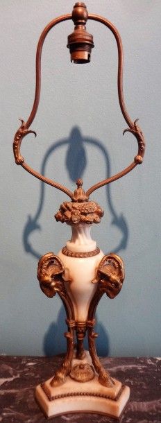 Pied de lampe en marbre blanc et bronze doré...