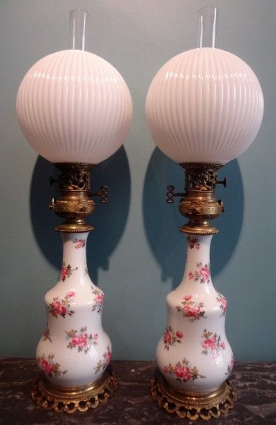 Paire de lampes à pétrole en porcelaine....