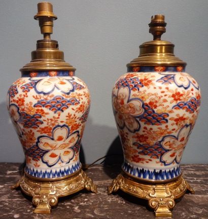 Paire de lampes en porcelaine à décor dans...