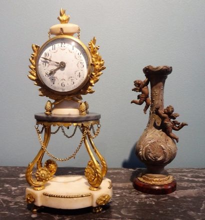Petite pendule portique en marbre et bronze...