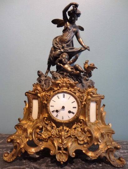Pendule en bronze doré et patiné à décor...
