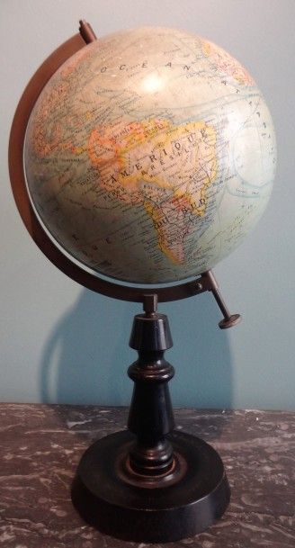 J.FOREST
Globe terrestre, le piètement en...