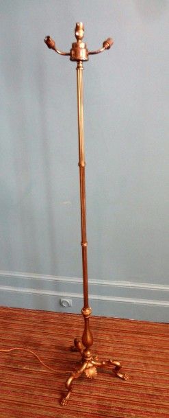 Lampadaire en bronze et laiton. Piètement...