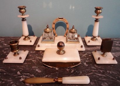 Garniture de bureau en onyx et laiton comprenant...