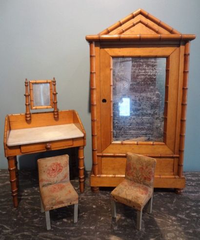 Mobilier de poupée comprenant deux chaises,...