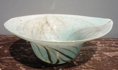 Coupe en verre bleuté.

Haut. 12 cm Diam....