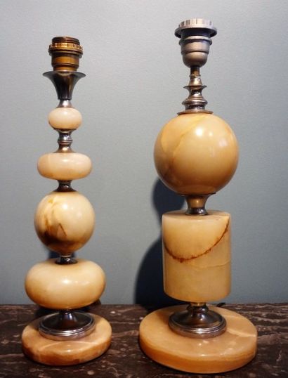 Deux lampes en métal et onyx

Vers 1970 -...