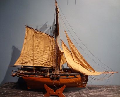 Maquette de voilier en bois