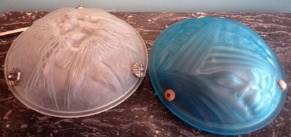 2 vasques lumineuses en verre moulé dont...