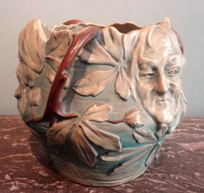SCHWARZ
Cache pot en faïence à décor de visages
Signé...