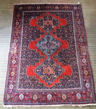 TAPIS
Présentant dans son champ, 3 médaillons...