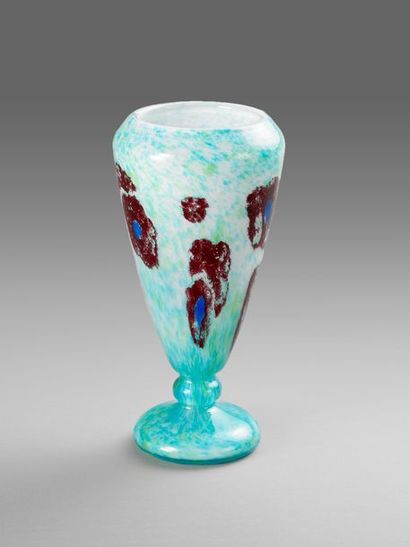 SCHNEIDER.
Vase en verre bleu et vert poudré...