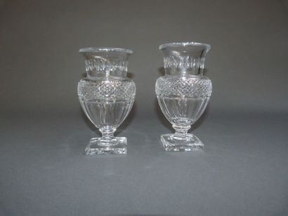BACCARAT,
Deux vases balustres en cristal...