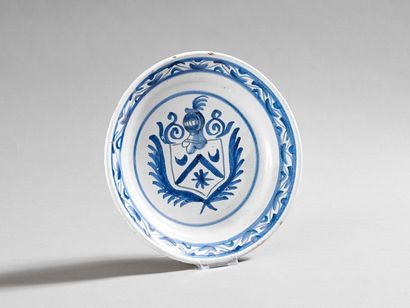 Nord.
Plat en faîence bleue et blanche à...
