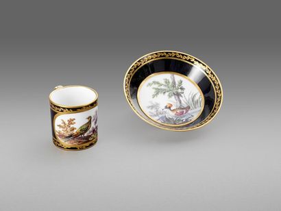 SEVRES, 1769.
Une tasse litron et sa soucoupe...