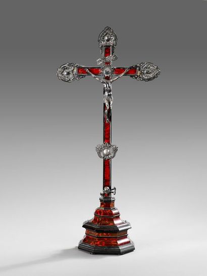 Important christ et sa croix en écaille rouge.
Le...