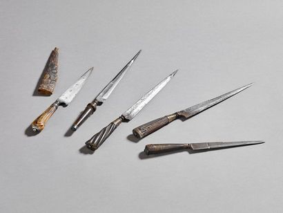 Cinq couteaux de chasseur ou à découper.
Lames...