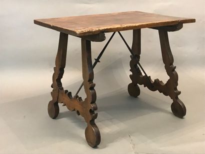 Petite table de milieu en noyer.
Pose sur...
