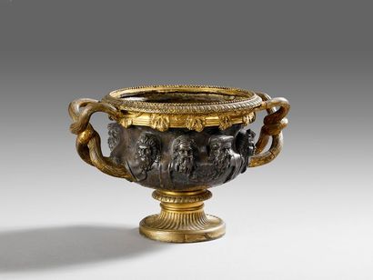 D'après le vase WARWICK.
Coupe en bronze...