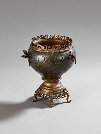 Curieux vase d'esprit japonisant en bronze...