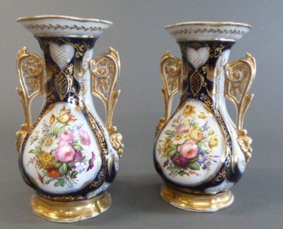 Bayeux.
Paire de vases en porcelaine bleue...