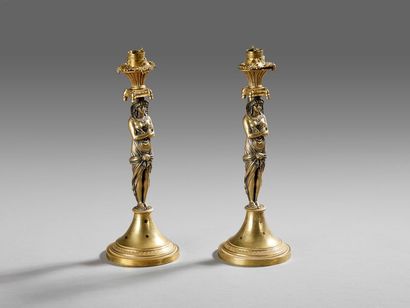 Paire de bougeoirs en bronze doré et ciselé,...