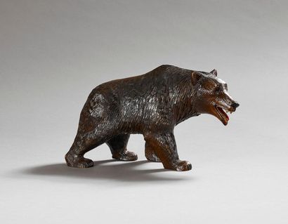 Forêt Noire.
Ours en bois sculpté et polychromé.
Un...