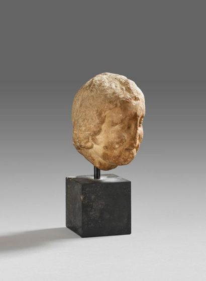 Tête d'Éros.
Tête de statue représentant...