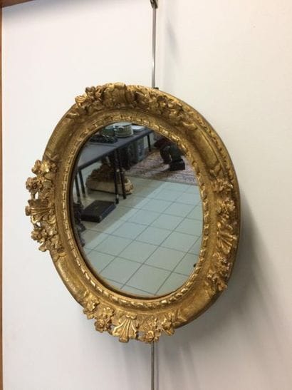 Petit miroir de forme circulaire en bois...