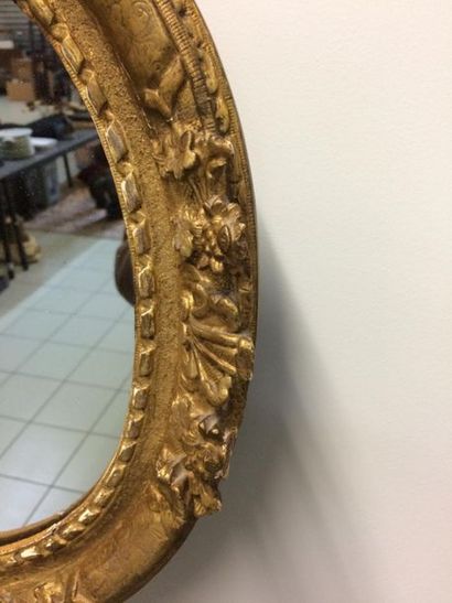 Petit miroir de forme circulaire en bois...