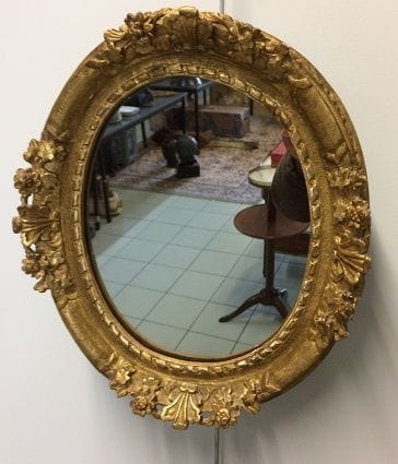 Petit miroir de forme circulaire en bois...