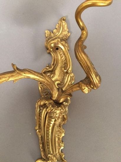 Paire d'appliques en bronze doré et ciselé...