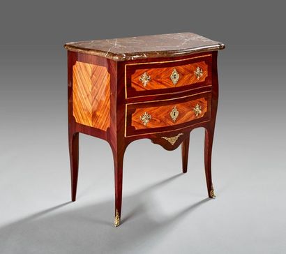 Commode sauteuse galbée toutes faces en bois...