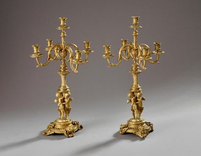 Paire de hauts candélabres en bronze doré...