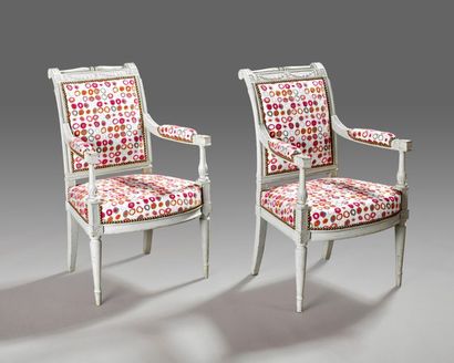 Paire de fauteuils en bois sculpté laqués...