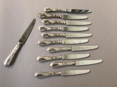 Service de 11 couteaux de table aux manches...