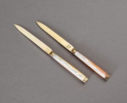 Paire de couteaux aux manches en nacre
Viroles,...