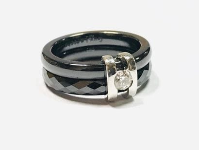 Guy LAROCHE.
Bague ornée de deux anneaux...