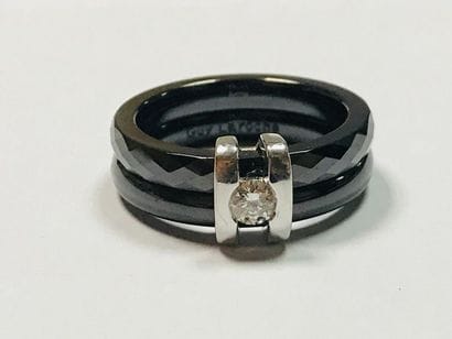 Guy LAROCHE.
Bague ornée de deux anneaux...