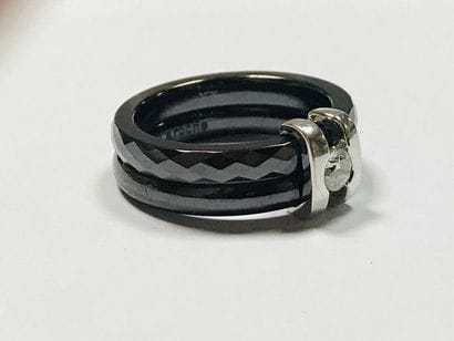 Guy LAROCHE.
Bague ornée de deux anneaux...
