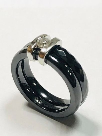 Guy LAROCHE.
Bague ornée de deux anneaux...