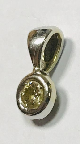 Pendentif en or blanc 750/00 orné en son...