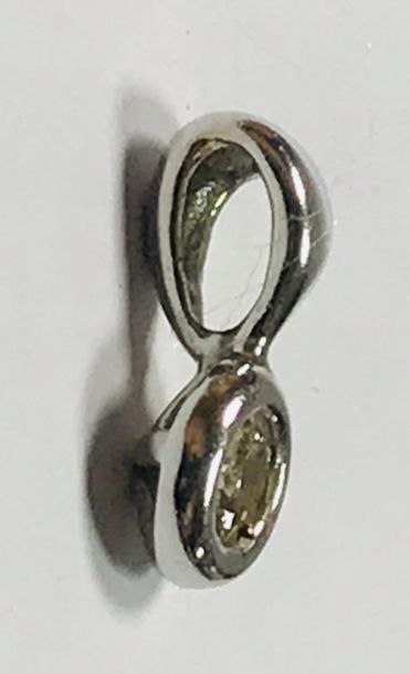 Pendentif en or blanc 750/00 orné en son...