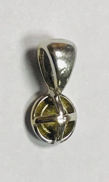 Pendentif en or blanc 750/00 orné en son...