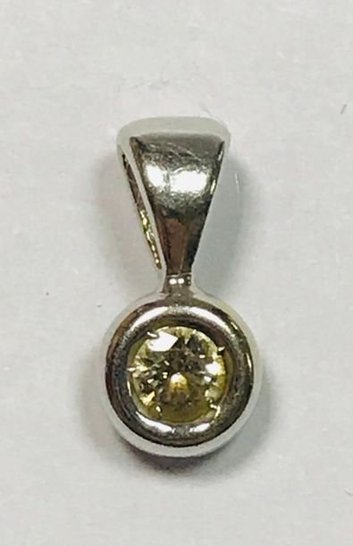 Pendentif en or blanc 750/00 orné en son...