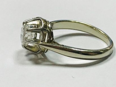 Bague en or blanc 18 cts et platine ornée...