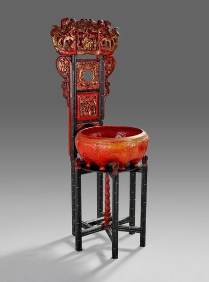 CHINE.
Curieux meuble de toilette en bois...