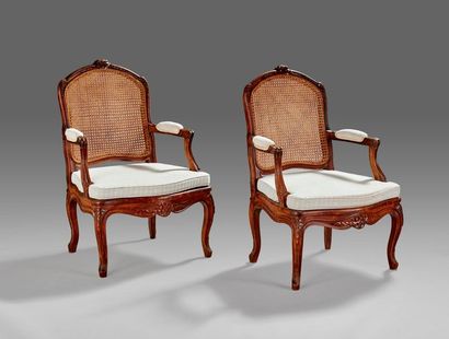 Paire de fauteuils en bois naturel mouluré...