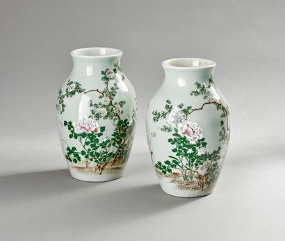 CHINE.
Paire de vases en porcelaine polychrome...